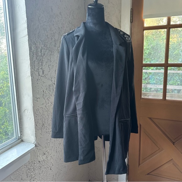Junarose by Vera Moda Black Silver Embellished Shoulder Western Blazer - Picture 5 of 16